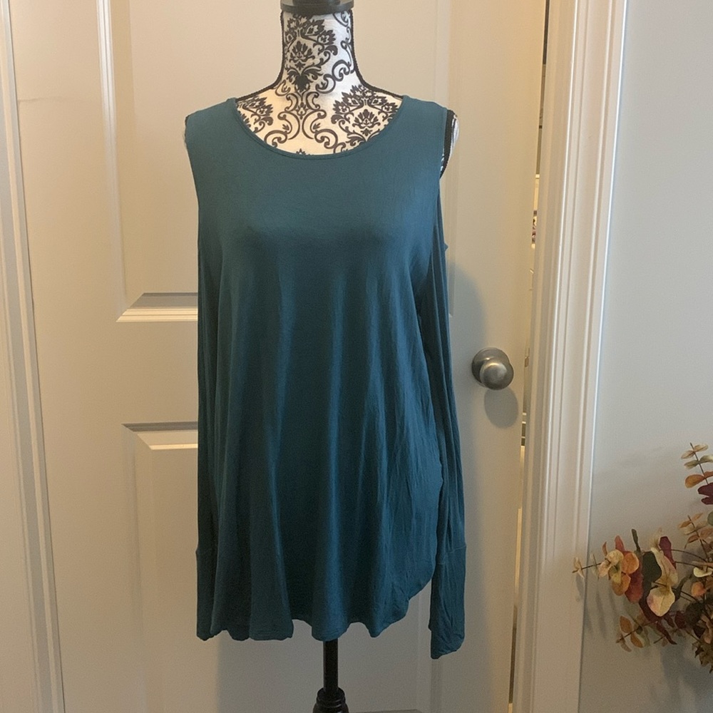 NWOT.  Woman’s long sleeve tshirt style top with cutout shoulders in teal.